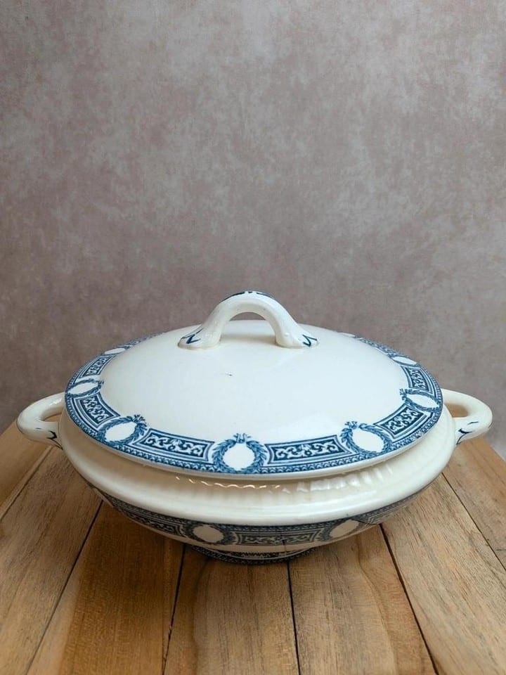 Soupière ancienne en terre de fer Salins – Modèle Saïda – Décor bleu