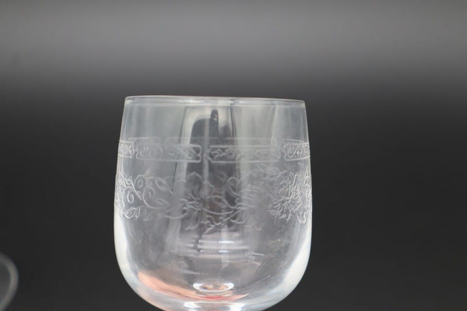 Service de 6 verres anciens en verre gravé décor floral guilloché — photo 6