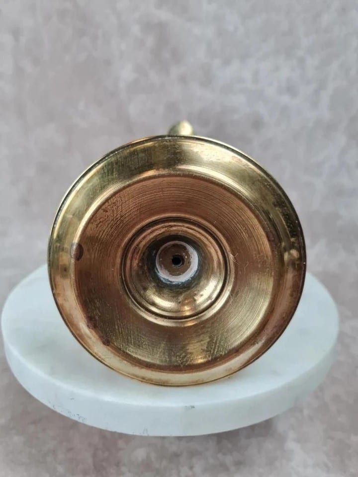 Ancien bougeoir / lampe à huile en laiton — foto 6