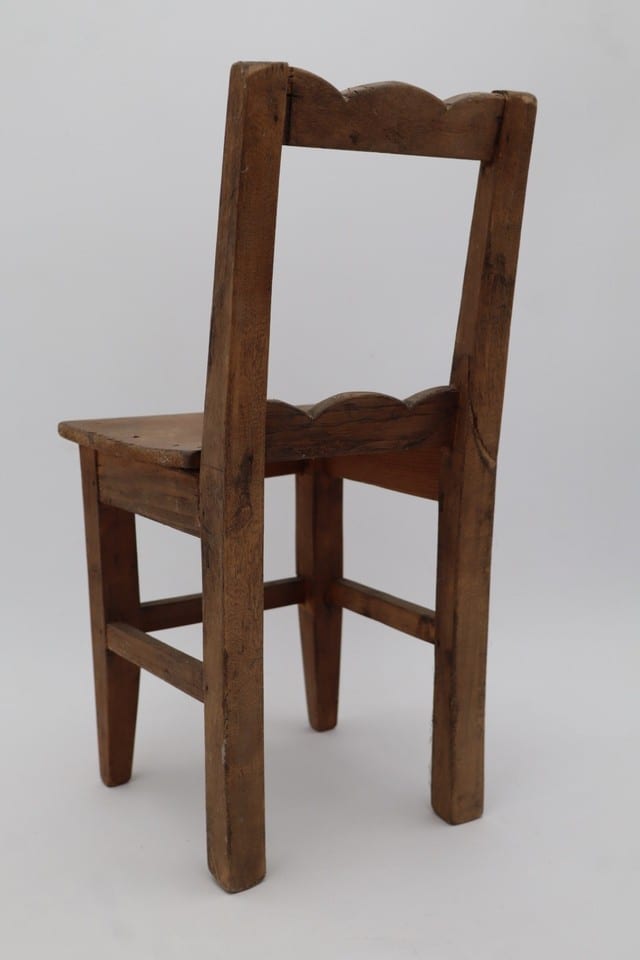 Petite chaise ancienne enfant en bois – mobilier miniature rustique – H 39 cm — photo 7