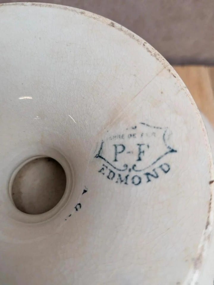 Magnifique compotier ancien sur pied en terre de fer, signé P.f, modèle Edmond. — photo 6