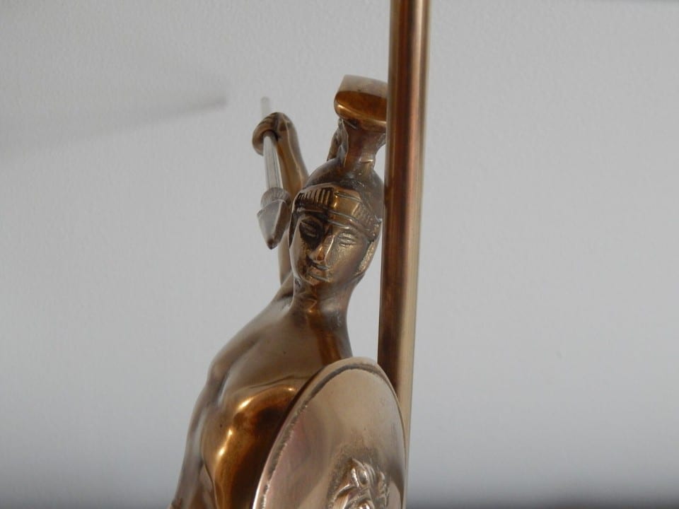 ANCIENNE LAMPE à Décor de Personnage Grec ou Romain en LAITON — photo 8