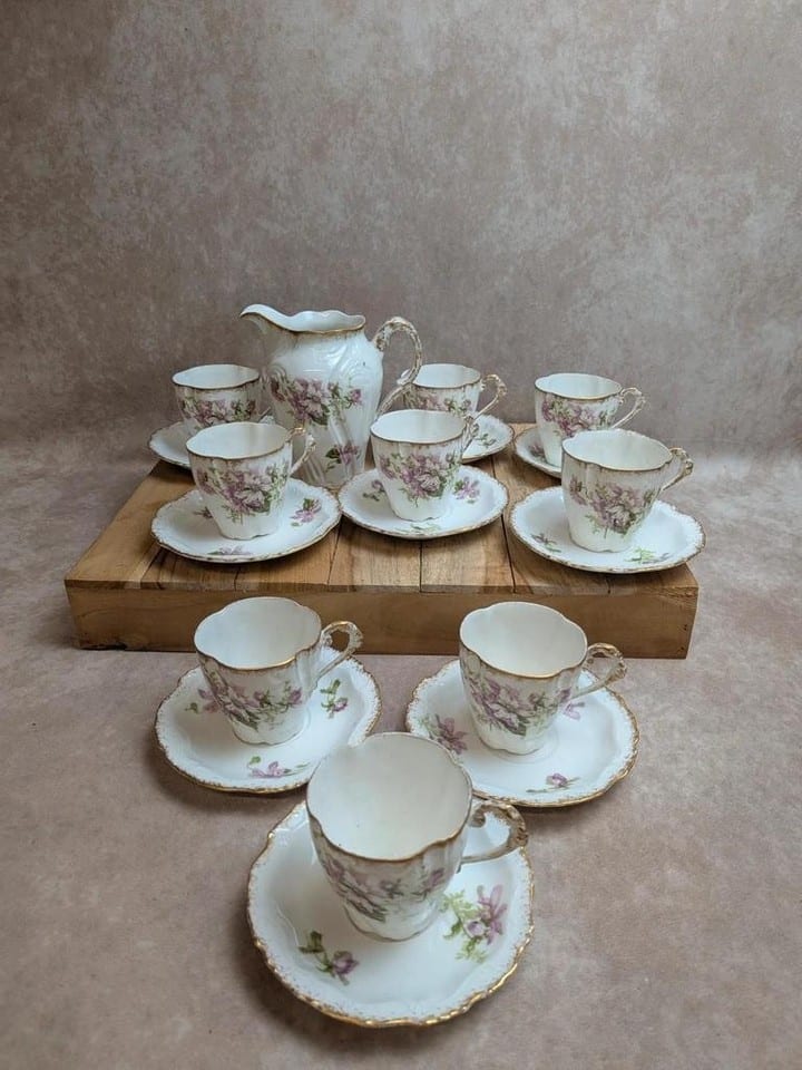 Service à thé ou café ancien en porcelaine fleurie – 19 pièces dorées — photo 2