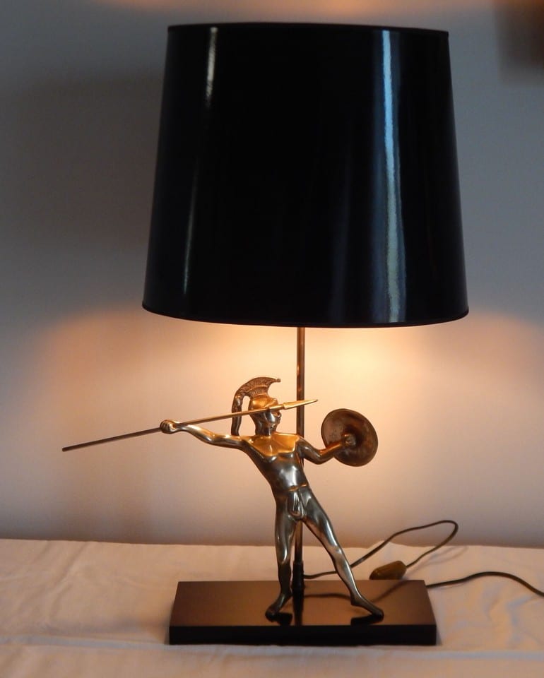 ANCIENNE LAMPE à Décor de Personnage Grec ou Romain en LAITON