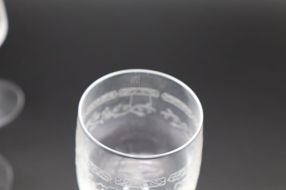 Service de 6 verres anciens en verre gravé décor floral guilloché — photo 3
