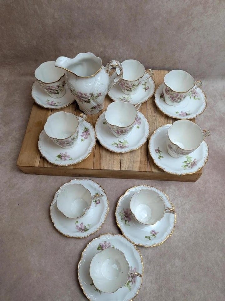 Service à thé ou café ancien en porcelaine fleurie – 19 pièces dorées — photo 3