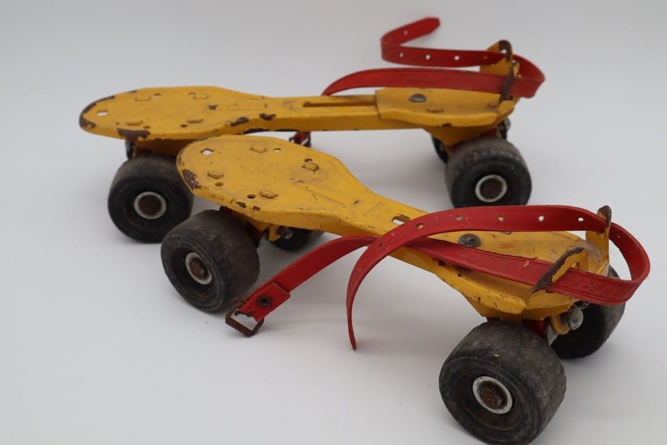 Paire de patins à roulettes anciens MISTRAL – Métal jaune – Vintage — photo 4