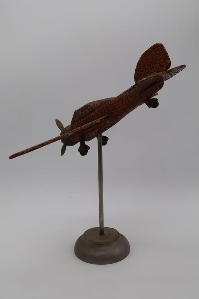 Avion miniature ancien en tôle lithographiée sur socle – Vintage — photo 4