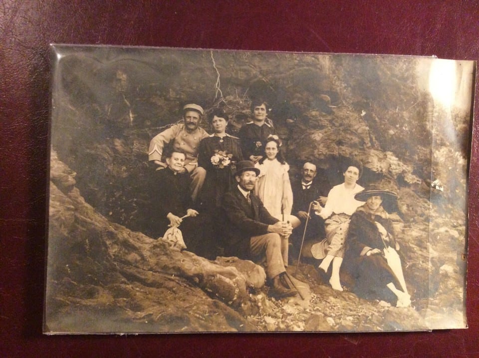 PHOTO FAMILLE BORD-DE-MER / DEP 83320 CARQUEIRANNE / 1919 FORMAT H 11 L 17 CM