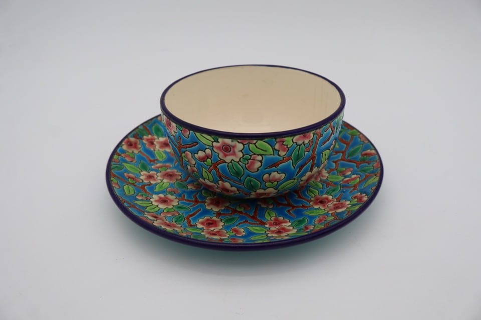 Tasse et sous-tasse Émaux de Longwy – Décor floral polychrome – France — photo 3