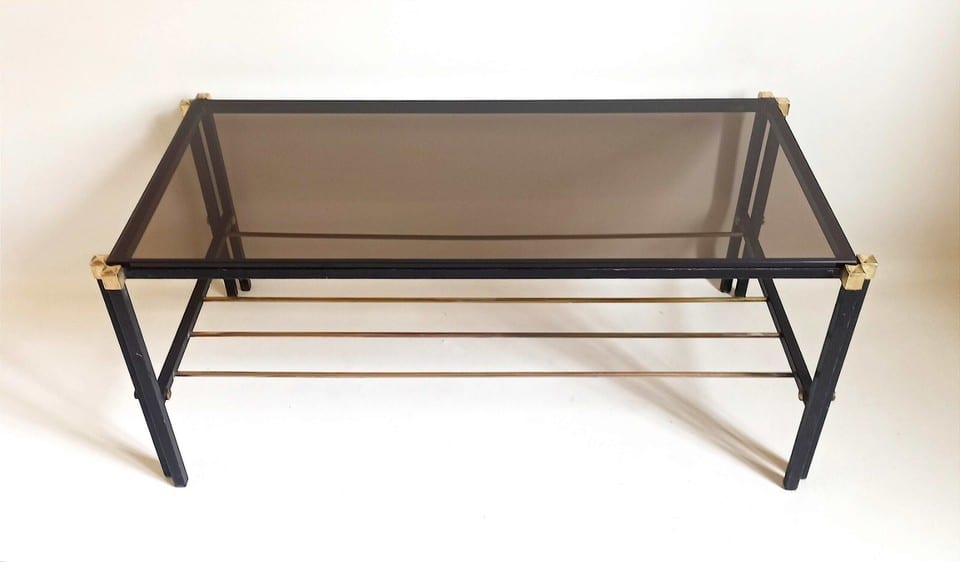 Table basse porte revue Années 60 verre fumé métal et laiton Largeur 94,2 cm — photo 3