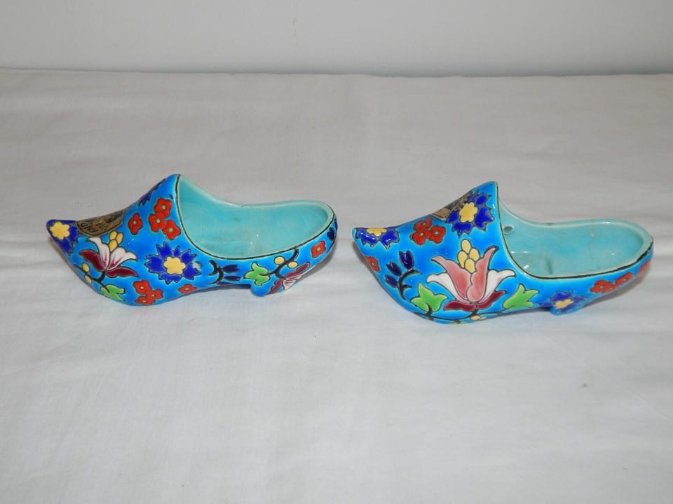 ANCIENNE PAIRE de SABOTS en Faïence de LONGWY émaux Sur FOND BLEU Décor FLORAL — photo 3