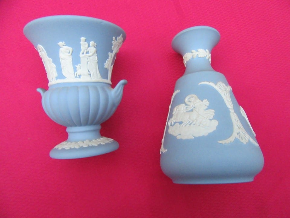 WEDGWOOD paire Jolis vases à décor de scène antique et angelots — photo 3