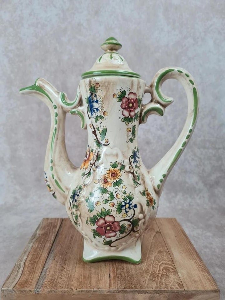 Ancienne cafetière en faïence fleurie