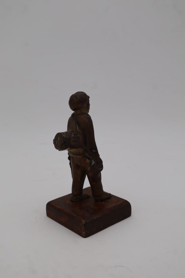 Statuette en bronze homme aux bagages – personnage – socle bois – H 11,5 cm — photo 8
