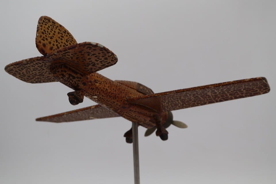 Avion miniature ancien en tôle lithographiée sur socle – Vintage — photo 6
