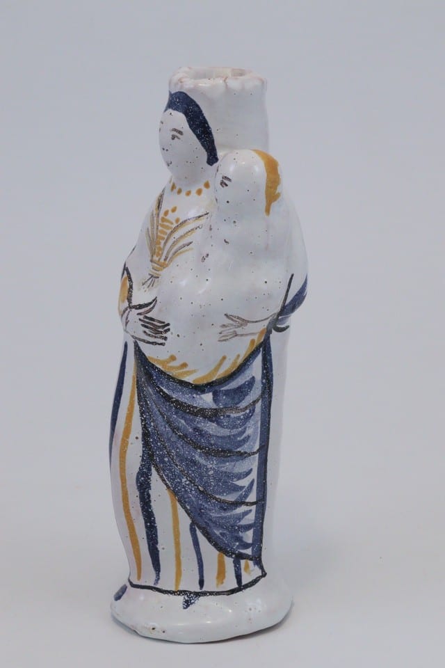 Ancienne Vierge d’accouchée à l’enfant faïence polychrome de Nevers — photo 2