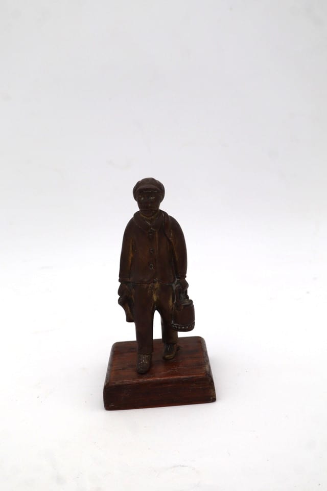 Statuette en bronze homme aux bagages – personnage – socle bois – H 11,5 cm — photo 4