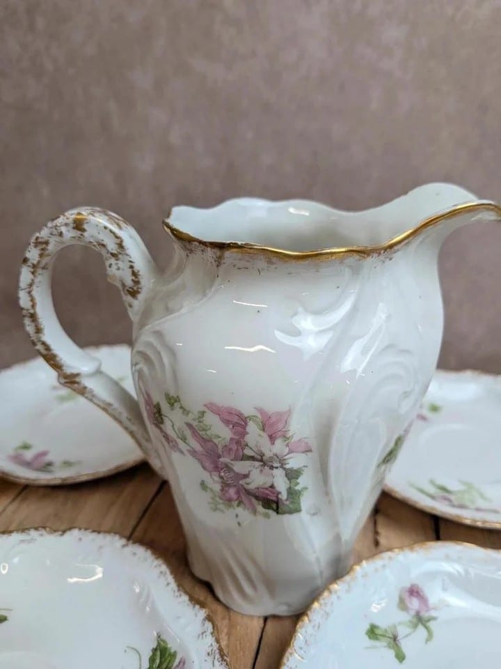 Service à thé ou café ancien en porcelaine fleurie – 19 pièces dorées — photo 8