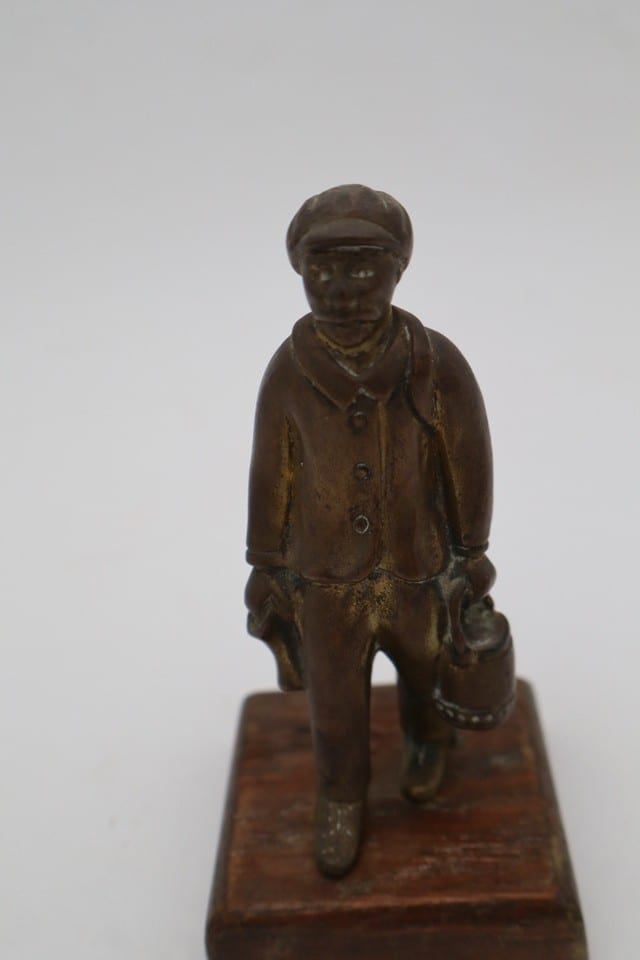 Statuette en bronze homme aux bagages – personnage – socle bois – H 11,5 cm — photo 2