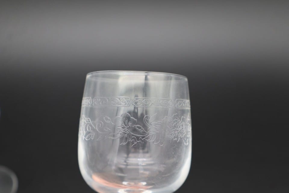 Service de 6 verres anciens en verre gravé décor floral guilloché — photo 7