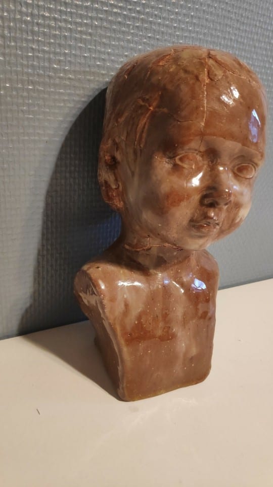 buste enfant en terre cuite émaillée marron de 1971 signé Ariane Bouchot — photo 3
