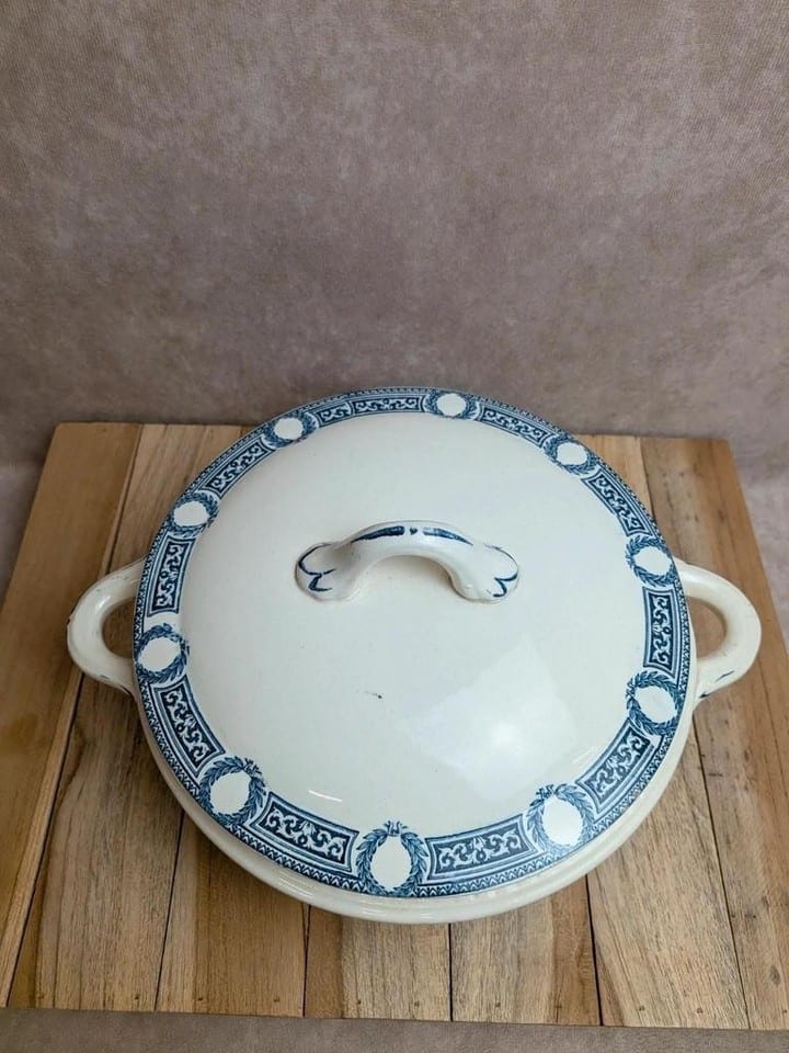 Soupière ancienne en terre de fer Salins – Modèle Saïda – Décor bleu — photo 2