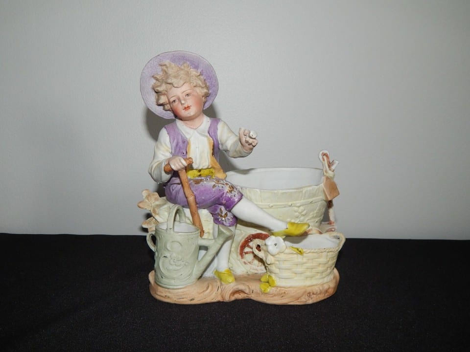 ANCIENNE SCULPTURE Jardinière , Vide Poche en BISCUIT " Jeune Homme "