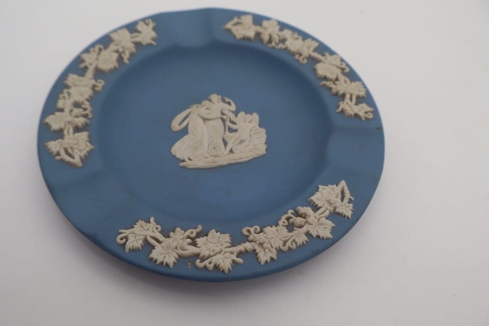 Cendrier Wedgwood Jasperware bleu – Décor blanc en relief – Made in England — photo 5
