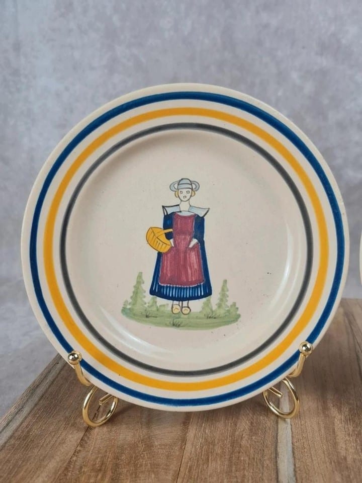 Lot de 2 petites assiettes faïence bretonne – décor personnages – signées Brest — foto 2
