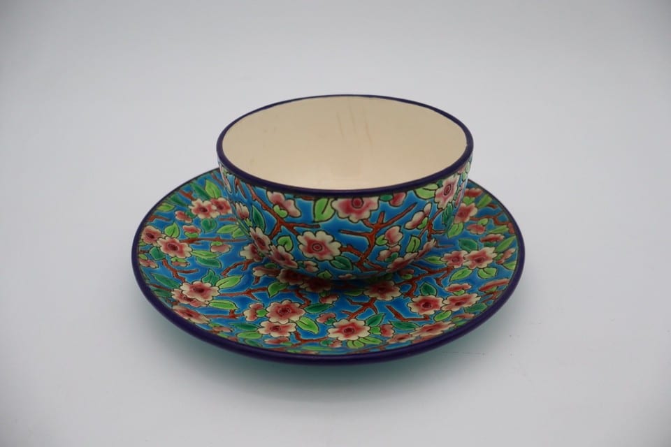 Tasse et sous-tasse Émaux de Longwy – Décor floral polychrome – France — photo 2