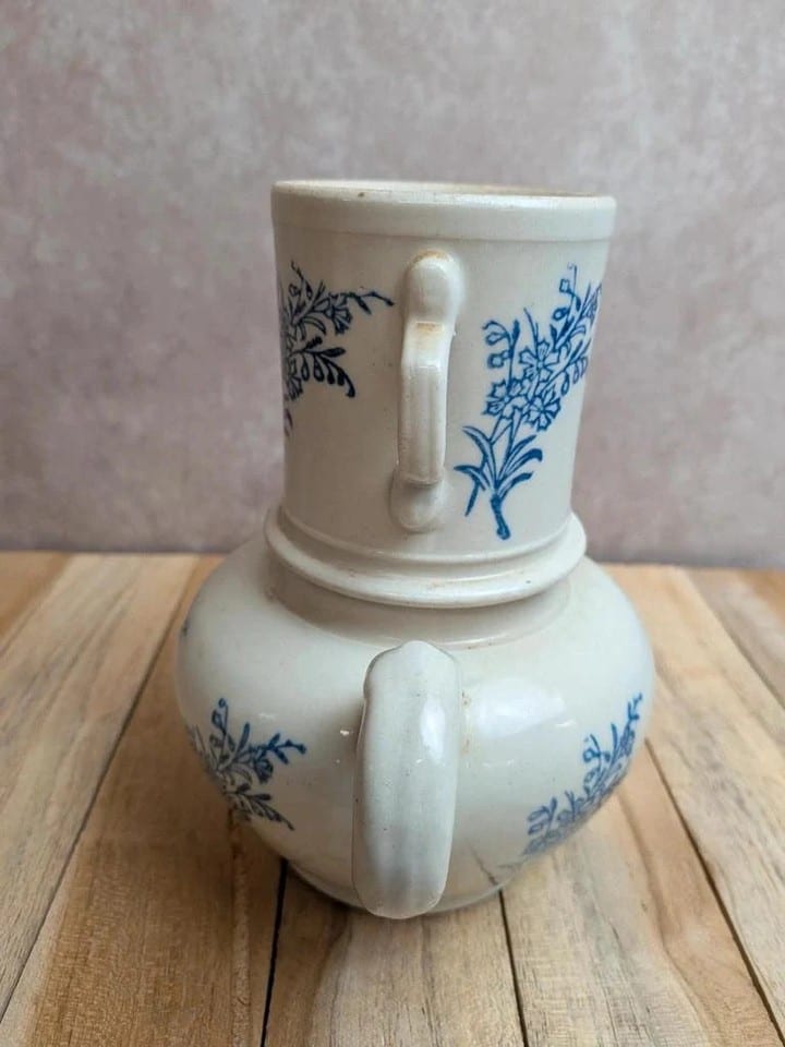 Cafetière ancienne à filtre en céramique – Saint-uze – Décor floral bleu — photo 5