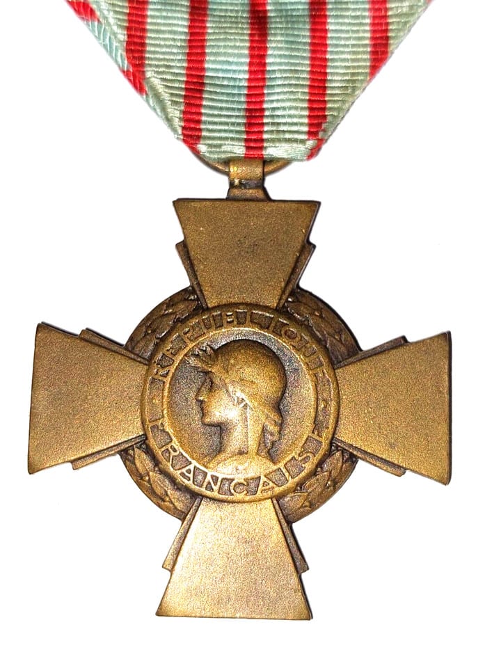 médaille ou décoration grande guerre république Française croix du combattant — photo 2