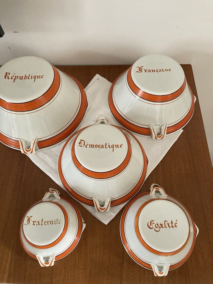 5 bols gigogne républicains avec oreilles et bec verseur Creil Montereau XIXème