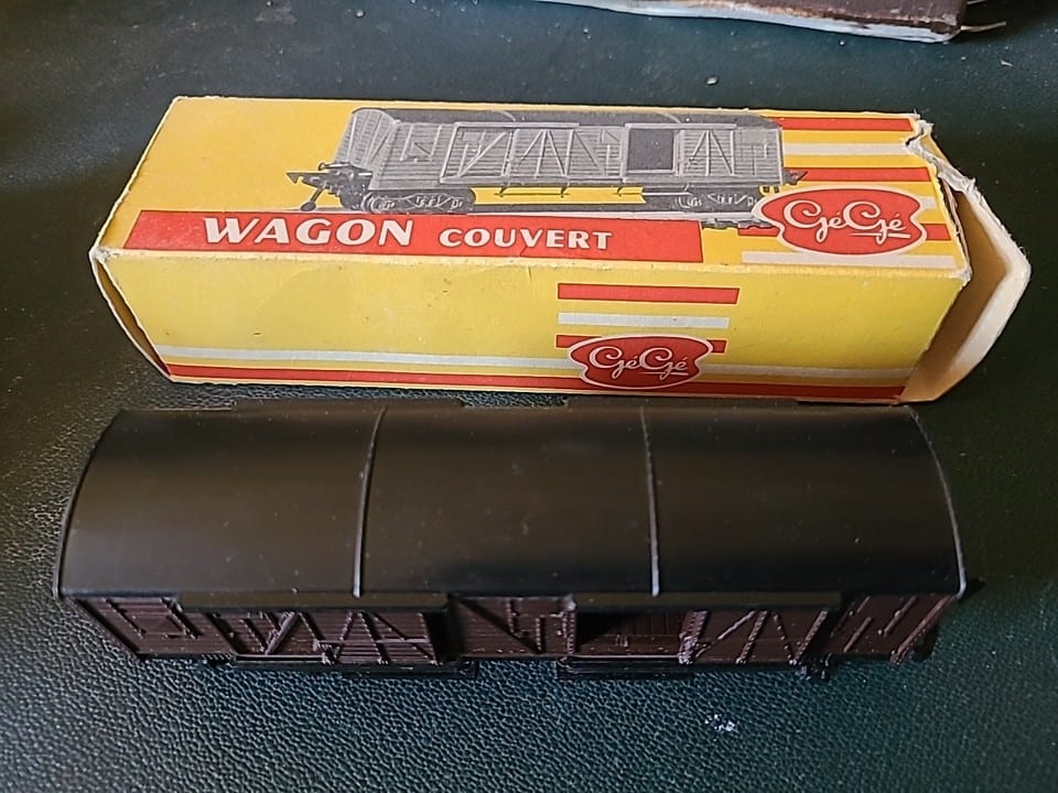 Boite "GéGé" de train électrique avec son  wagon couvert HO SNCF vintage