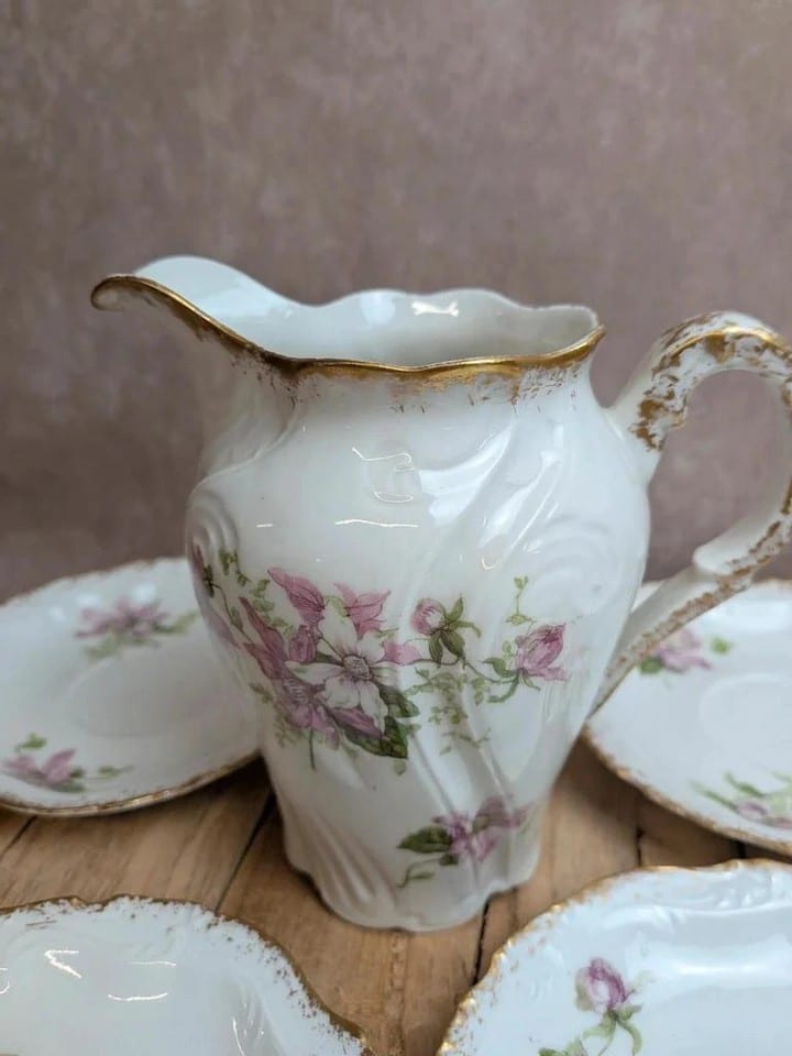 Service à thé ou café ancien en porcelaine fleurie – 19 pièces dorées — photo 7