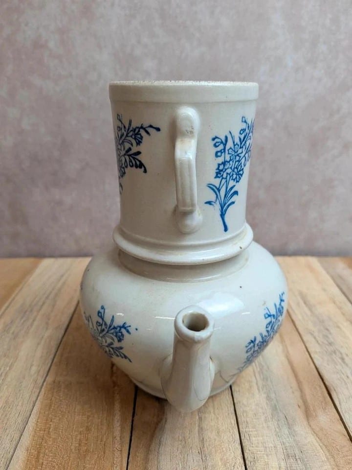 Cafetière ancienne à filtre en céramique – Saint-uze – Décor floral bleu — photo 7