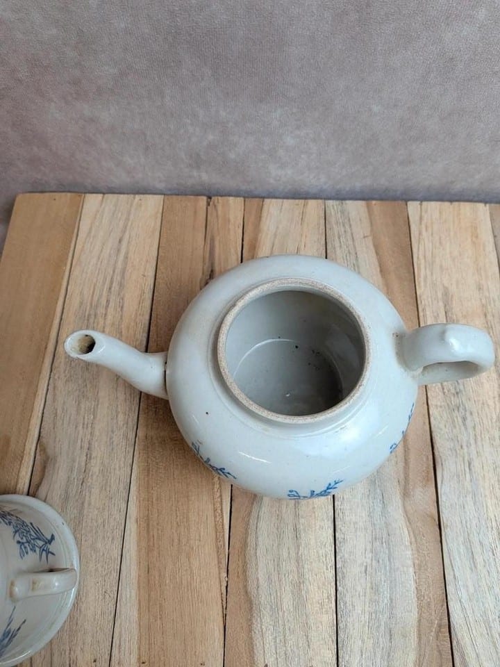 Cafetière ancienne à filtre en céramique – Saint-uze – Décor floral bleu — photo 3