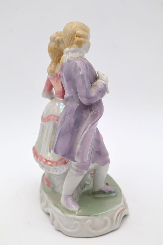 Biscuit en porcelaine – Couple galant – Décor irisé rose et mauve — photo 5