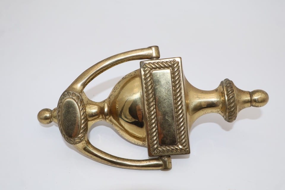 Ancien heurtoir tape-porte en laiton – poignée de porte décorative