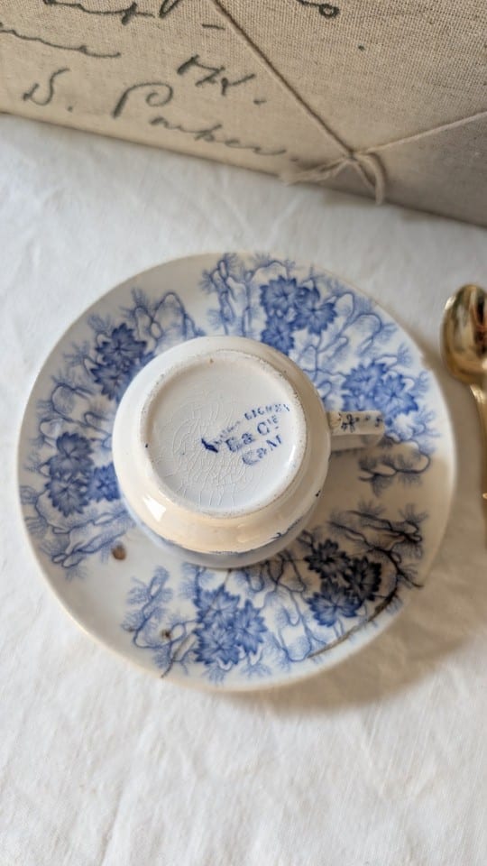 Tasse et soucoupe en terre de fer- décor bleu floral-  modèle Flora Lichen — photo 7