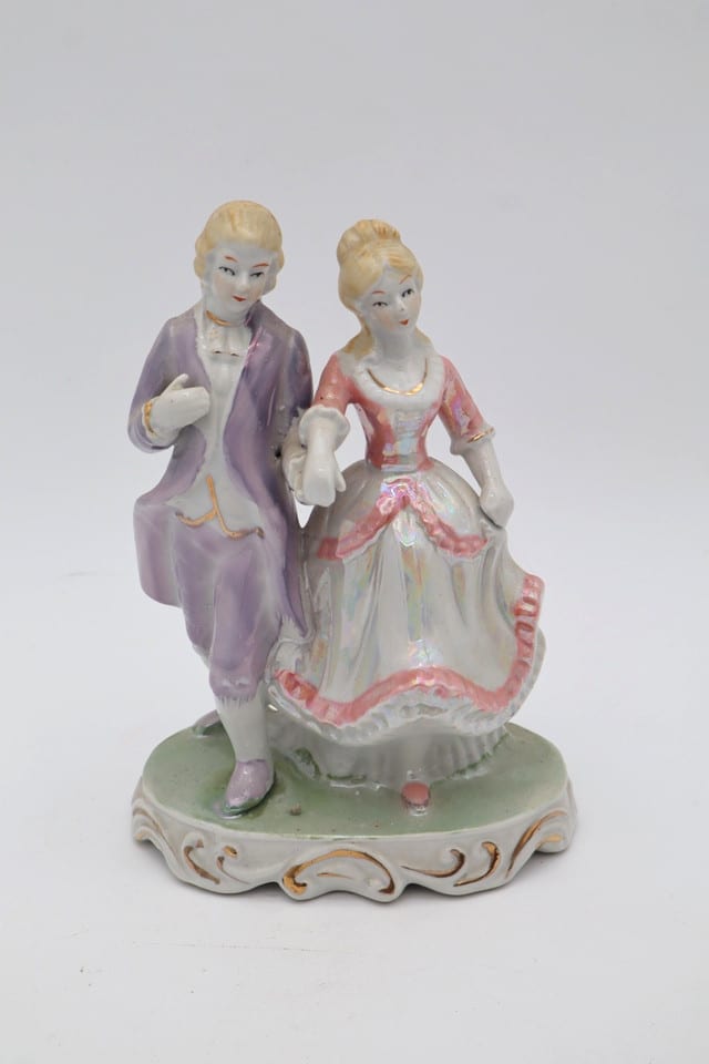 Biscuit en porcelaine – Couple galant – Décor irisé rose et mauve
