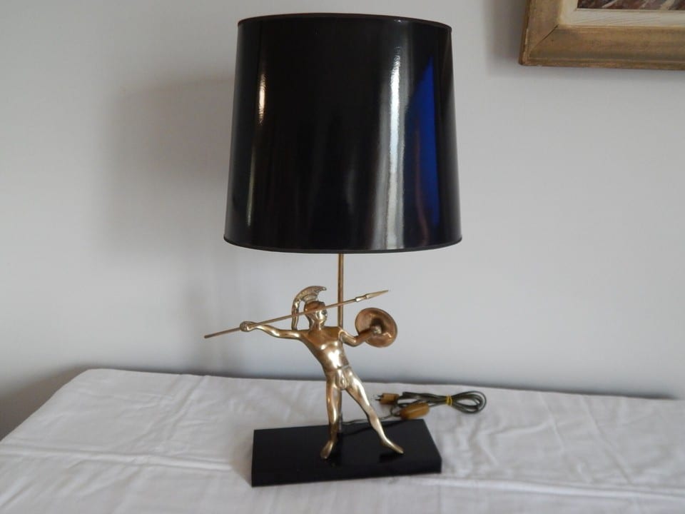 ANCIENNE LAMPE à Décor de Personnage Grec ou Romain en LAITON — photo 2