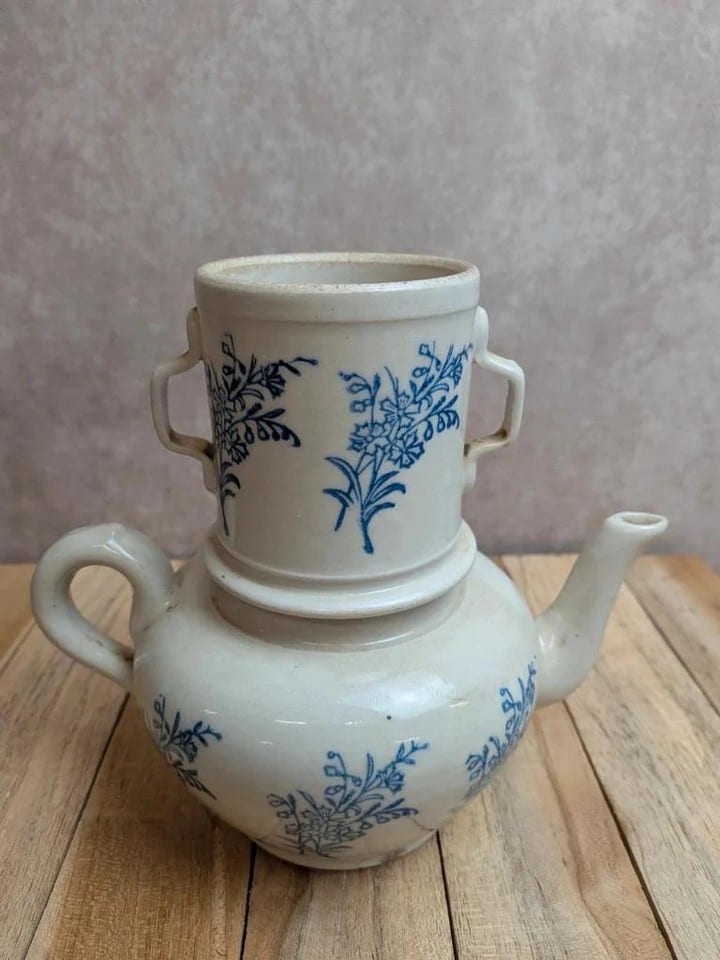 Cafetière ancienne à filtre en céramique – Saint-uze – Décor floral bleu — photo 6