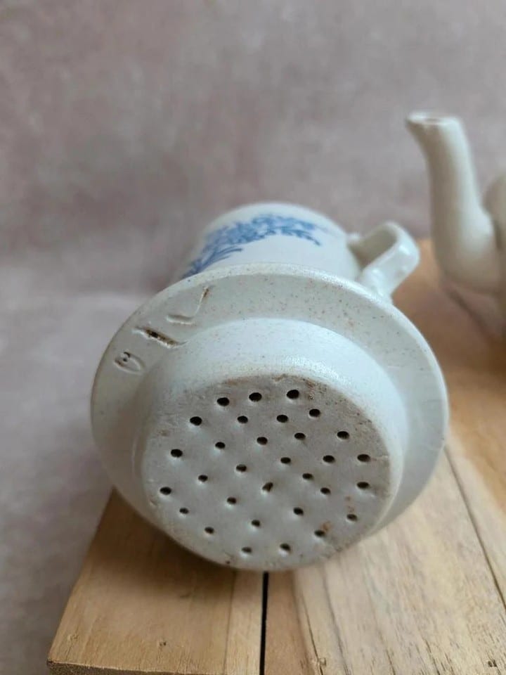 Cafetière ancienne à filtre en céramique – Saint-uze – Décor floral bleu — photo 4