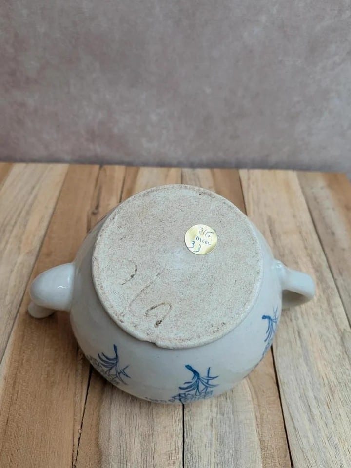 Cafetière ancienne à filtre en céramique – Saint-uze – Décor floral bleu — photo 8