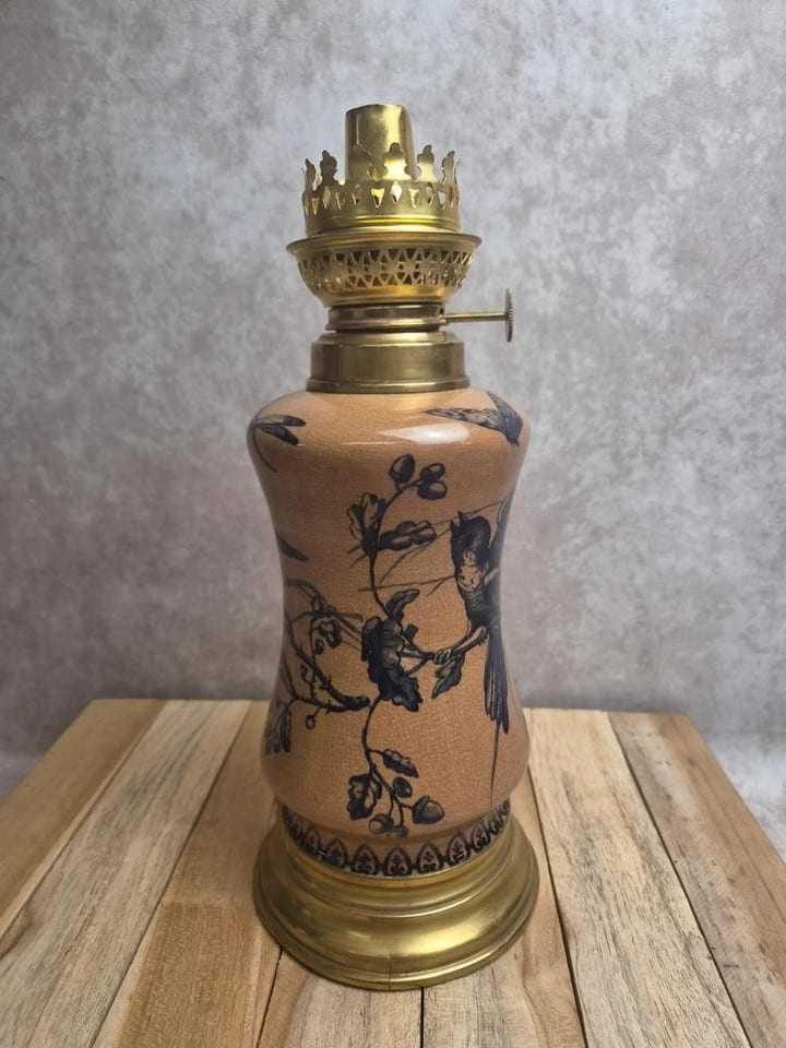 Lampe à pétrole ancienne en faïence décor oiseau et insectes fin Xixe — photo 2