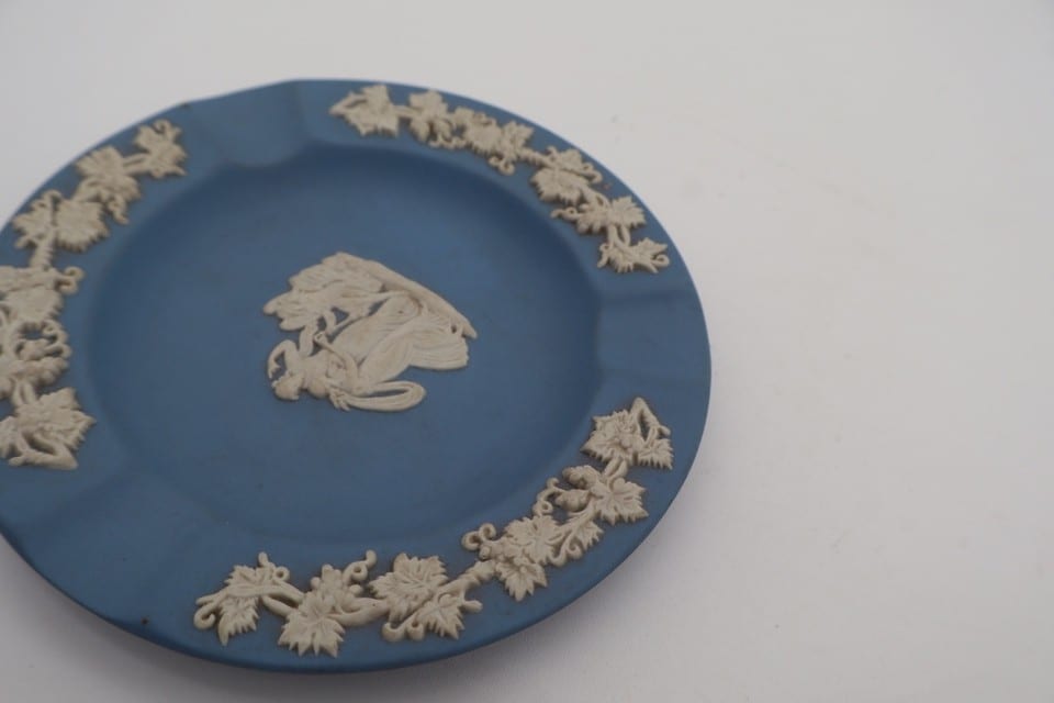 Cendrier Wedgwood Jasperware bleu – Décor blanc en relief – Made in England — photo 4