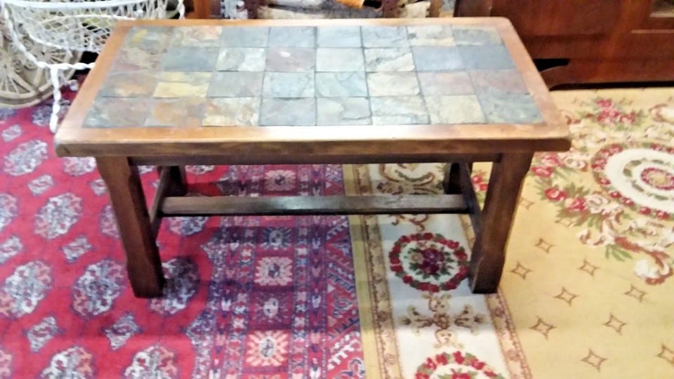 Table basse année 60 en hêtre et ardoise haut 45 larg 89 prof 49 cm