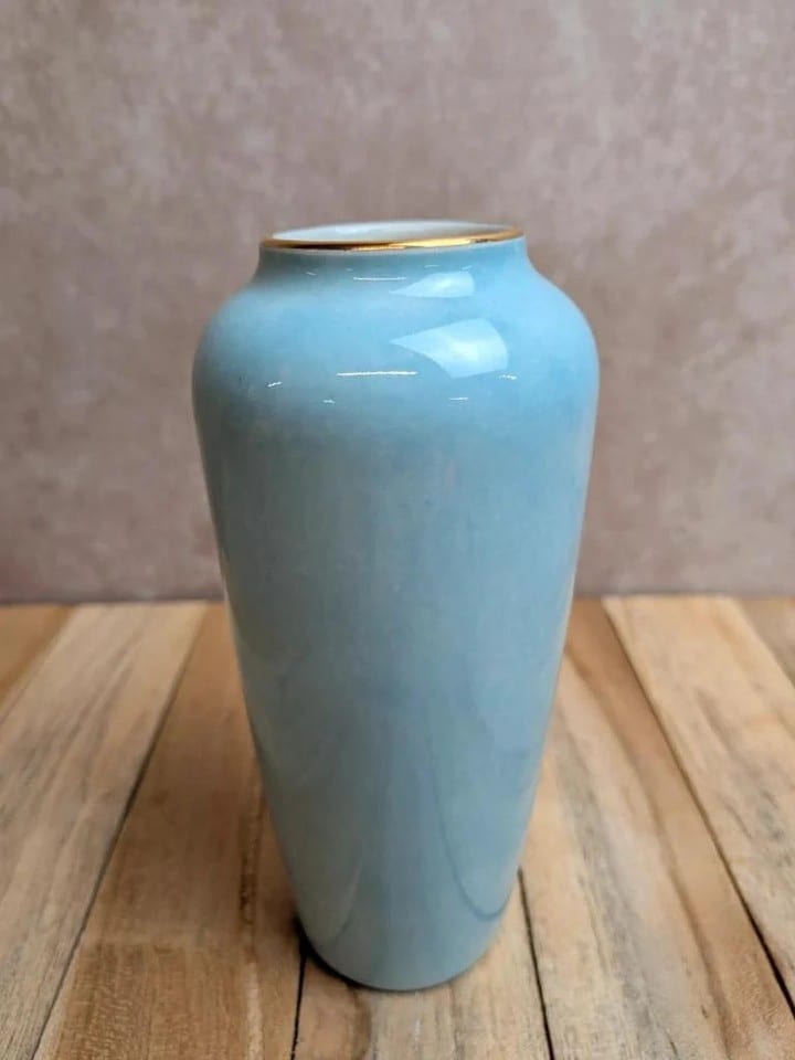 Vase vintage en porcelaine de Limoges – Bleu ciel, décor floral polychrome — photo 3